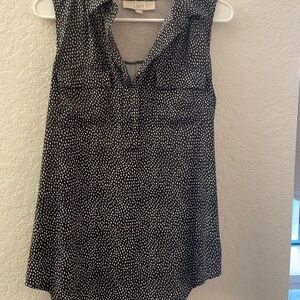LOFT sleeveless blouse with collar and double pocket detail, vneck, no buttons